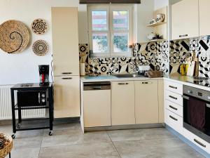 una cocina con armarios blancos y fregadero en Luxury Villa at Pelion- Ruby, en Zagora