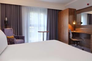 Postel nebo postele na pokoji v ubytování DoubleTree by Hilton Edinburgh Airport