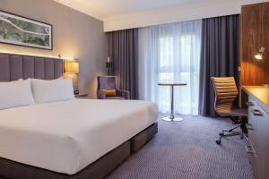 Postel nebo postele na pokoji v ubytování DoubleTree by Hilton Edinburgh Airport
