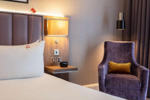 Postel nebo postele na pokoji v ubytování DoubleTree by Hilton Edinburgh Airport