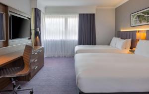 Postel nebo postele na pokoji v ubytování DoubleTree by Hilton Edinburgh Airport