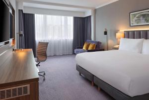 Postel nebo postele na pokoji v ubytování DoubleTree by Hilton Edinburgh Airport