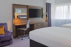 TV a/nebo společenská místnost v ubytování DoubleTree by Hilton Edinburgh Airport