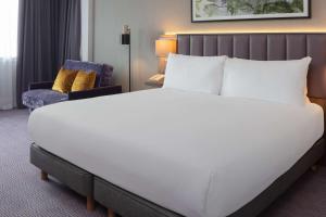 Postel nebo postele na pokoji v ubytování DoubleTree by Hilton Edinburgh Airport