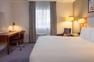 Postel nebo postele na pokoji v ubytování DoubleTree by Hilton Edinburgh Airport