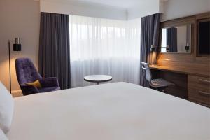 Postel nebo postele na pokoji v ubytování DoubleTree by Hilton Edinburgh Airport