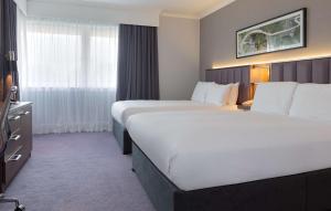Postel nebo postele na pokoji v ubytování DoubleTree by Hilton Edinburgh Airport