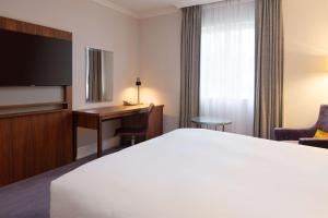Postel nebo postele na pokoji v ubytování DoubleTree by Hilton Edinburgh Airport