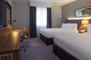Postel nebo postele na pokoji v ubytování DoubleTree by Hilton Edinburgh Airport