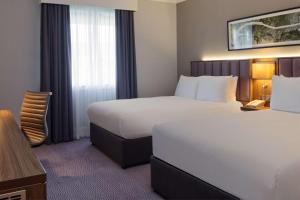 Postel nebo postele na pokoji v ubytování DoubleTree by Hilton Edinburgh Airport