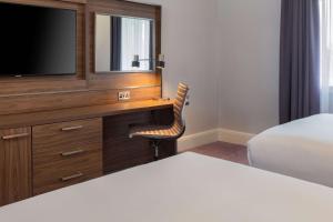 Postel nebo postele na pokoji v ubytování DoubleTree by Hilton Edinburgh Airport