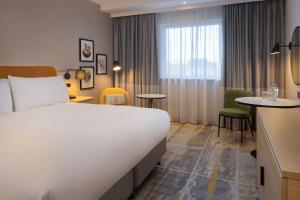 Postel nebo postele na pokoji v ubytování DoubleTree by Hilton Edinburgh Airport