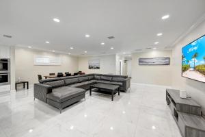 ein Wohnzimmer mit Sofa und Fernseher in der Unterkunft Premium Luxury 5BR Villa near Hollywood Beach in Hollywood