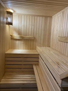 uma sauna de madeira com duas prateleiras de madeira em Guest house Shulc em Mizhhirya