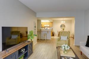 トレドにあるToledo Vacation Rental about 8 Mi to Downtown!のソファとテーブルのあるリビングルームとキッチン