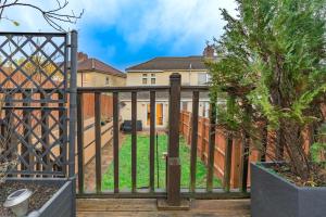 a gate to a garden with a fence at Charming 2-Bed Flat with Garden in Bristol