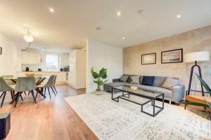 ein Wohnzimmer mit einem Sofa und einem Tisch in der Unterkunft 3 Bedroom Baker Street Central Apartments in London