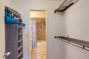 トレドにあるToledo Vacation Rental about 8 Mi to Downtown!のウォークインクローゼットとバスルームが備わる客室です。 +19枚の写真