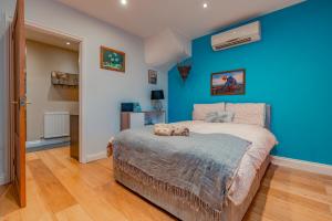 a bedroom with blue walls and a bed in a room at Charming 2-Bed Flat with Garden in Bristol
