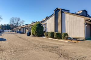 トレドにあるToledo Vacation Rental about 8 Mi to Downtown!の通路脇の一列
