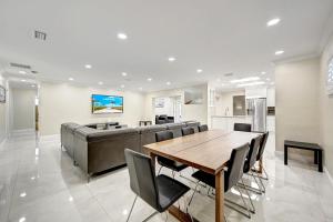 ein Esszimmer mit Tisch und Couch in der Unterkunft Premium Luxury 5BR Villa near Hollywood Beach in Hollywood