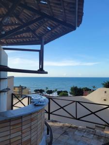 vistas al océano desde el balcón de una casa en Apartamentos em Ponta Negra (Natal-RN) com vista para o mar, en Natal