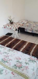 Pokój ze stołem, łóżkiem i stołem w obiekcie Rm Pousada Casa De Familia w mieście São Gabriel