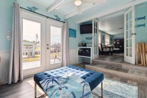 un soggiorno con pareti blu e un divano di Flamingo Bay Cottage cottage a Saint James City