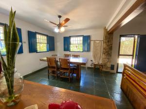 comedor y sala de estar con mesa y sillas en Villas & Residencial Três Marias à 300 mts do Centro Histórico Paraty en Parati