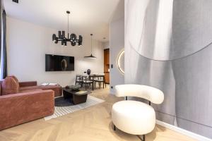 uma sala de estar com um sofá e uma cadeira em Gatsby Luxury Suite By Bobo em Budapeste