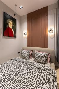 um quarto com uma cama e um quadro na parede em Gatsby Luxury Suite By Bobo em Budapeste