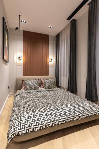 um quarto com uma cama grande num quarto em Gatsby Luxury Suite By Bobo em Budapeste