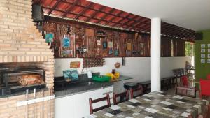 eine Küche mit einem Herd und einem Tisch im Zimmer in der Unterkunft OTIMA CASA BARRA S MIGUEL AL REVEILLON e JANEIRO 2024 MINIMO 05 DIARIAS in Barra de São Miguel