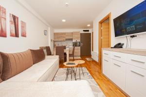 ein Wohnzimmer mit Sofa und Tisch in der Unterkunft Kraljevi Cardaci in Kopaonik