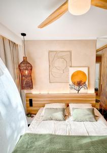 um quarto com duas camas e um quadro na parede em ZAMA Bella Vista em Acantilado de los Gigantes