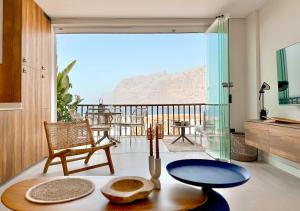 a room with a table and a view of the desert at ZAMA Bella Vista in Acantilado de los Gigantes