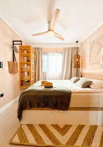 1 dormitorio con 1 cama grande y ventilador de techo en ZAMA Bella Vista en Acantilado de los Gigantes