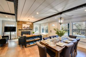 une salle à manger avec une table, des chaises et une cheminée dans l'établissement Luxe Highlands Haven with Fire Pit and Hot Tub!, à Highlands