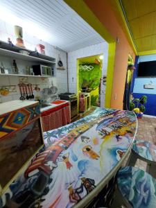 uma cozinha com uma mesa com uma pintura em MACONDO apartamento turistico tematico em Zipaquirá