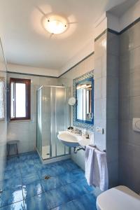 bagno con lavandino e doccia di Pietrablu Resort & Spa - CDSHotels a Polignano a Mare