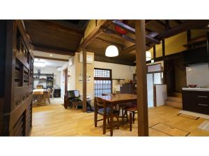 Uji Tea Inn - Vacation STAY 27186v في يوجي: مطبخ وغرفة طعام مع طاولة وكراسي