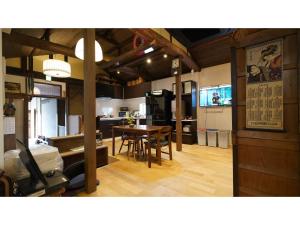 cocina y comedor con mesa y sillas en Uji Tea Inn - Vacation STAY 27182v, en Uji