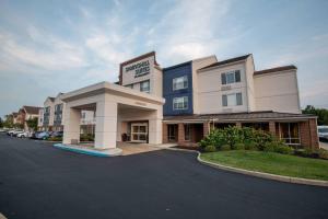 a hotel with a parking lot in front of it at SpringHill Suites Columbus Airport Gahanna in Gahanna