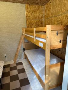 een stapelbed in een kamer met een geruite vloer bij Biwako Hills - Vacation STAY 27844v in Takashima
