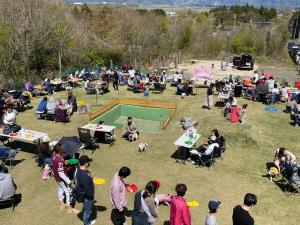 una folla di persone sedute in un parco di Biwako Hills - Vacation STAY 27838v a Takashima