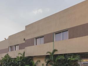 un bâtiment avec des palmiers en face de celui-ci dans l'établissement Home Le Bliss Hotels Near Rock Beach, à Pondichéry
