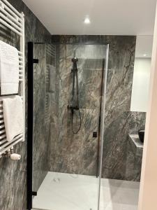 W łazience znajduje się prysznic ze szklanymi drzwiami. w obiekcie Apartamenty Czarne Owce w Szklarskiej Porębie