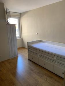 um quarto vazio com uma cama e uma janela em ALMARE em Blankenberge