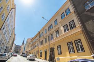 un edificio amarillo al lado de una calle en Nice room with double bed in zizkov, en Praga