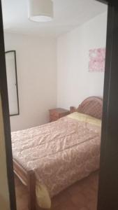 1 dormitorio con 1 cama en una habitación en Mi Casa en Villa Carlos Paz